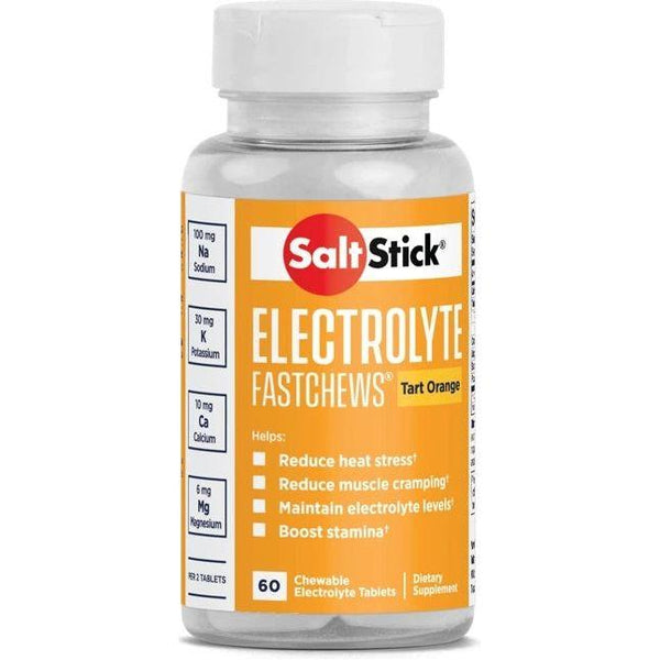 En flaske SaltStick Fastchews, Orange fra SaltStick indeholder 60 tyggetabletter med natrium, kalium, calcium og magnesium. Etiketten fremhæver de vigtigste fordele og essentielle elektrolytter.