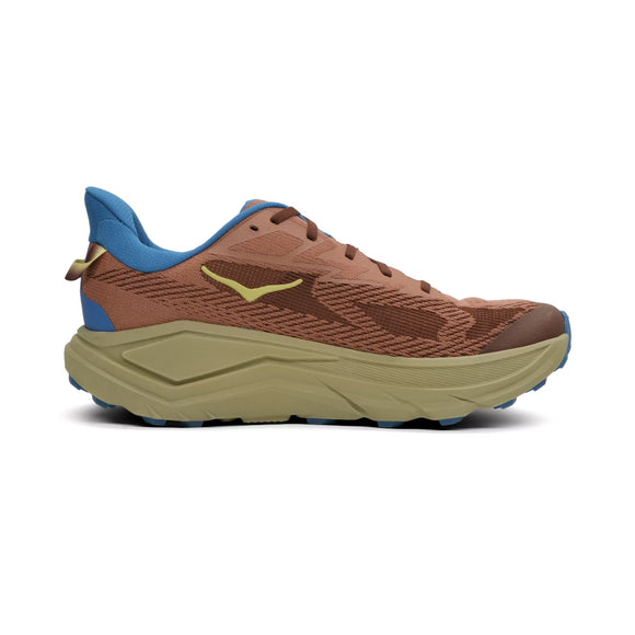 Et sidebillede af Hoka Challenger 8, Herre i Maple/Cardamom viser den tykke solbrune sål, den blå hæl og inderforing og de gule logodetaljer. Denne trail løbesko er bygget til udendørs løb.