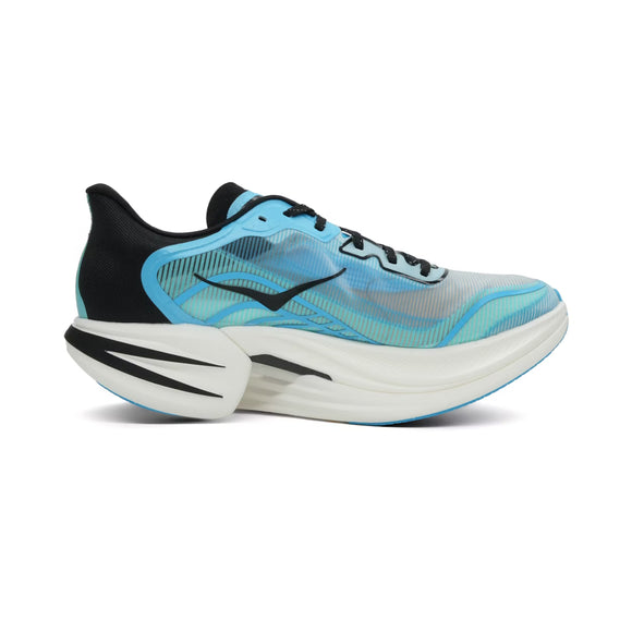 Hoka Cielo X1 2.0 unisex-løbeskoen i Skyward Blue/Cielo Blue har en tyk hvid sål, sorte snørebånd og en gennemsigtig overdel, der vises i sideprofil på en hvid baggrund.