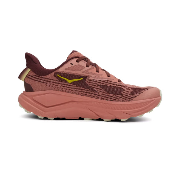 En Hoka Challenger 8 damesko i Blush/Dark Cedar vises fra siden mod en hvid baggrund med tekstureret sål, mesh-overdel, gult logo og snørebånd.
