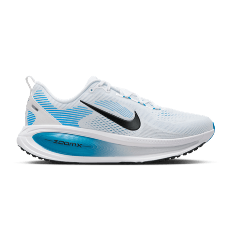 Nike Vomero 18 Herre i White/Black-Blue Hero har blå detaljer, en sort swoosh, ZoomX-dæmpet mellemsål for optimal stødabsorbering, hvid snørelukning foran og en buet, støttende sål.