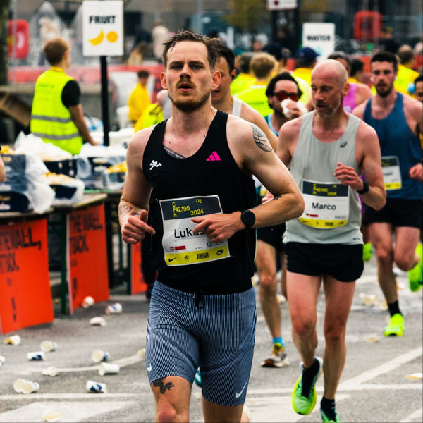 Lukas som har det hårdt under sit Marathon.