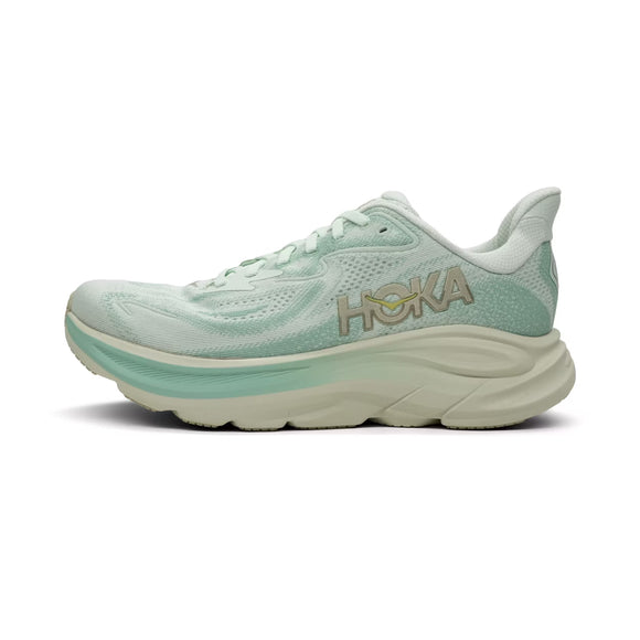 Hoka Clifton 10 Dame i Sea Glass/Jadeite har en tyk polstret sål og solbrændt "HOKA"-branding, der vises i en sideprofil på en almindelig hvid baggrund.