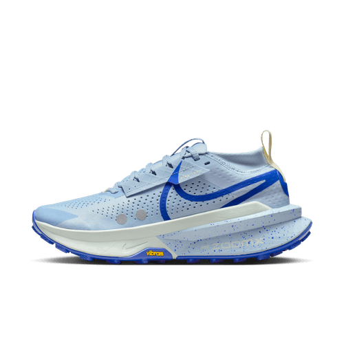 Nike Zegama 2 Dame i LT Armory Blue/Racer Blue med lyseblå overdel, blå detaljer, hvid og blå skumsål, blå Swoosh og gult Vibram-logo på mellemsålen er vist på en almindelig hvid baggrund.