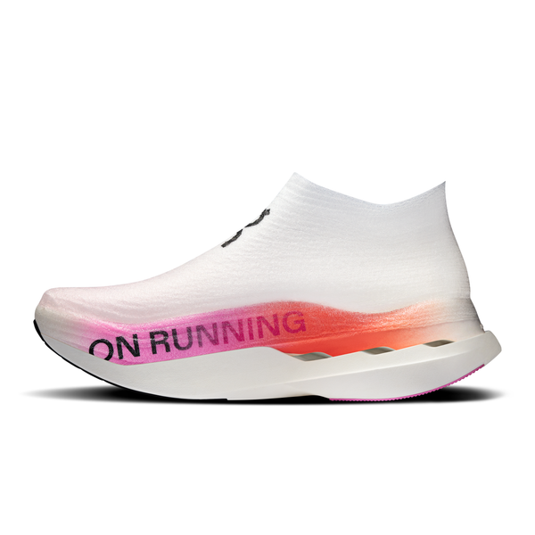 On Cloudboom Strike LS er en unisex hvid/hindbær slip-on løbesko med en tyk mellemsål, der falmer fra pink til orange, og en fed ON RUNNING-tekst - en moderne, minimalistisk konkurrencesko, der er perfekt til maratontræning.