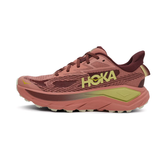 En Hoka Challenger 8 dame trail løbesko i farven Blush/Dark Cedar med tyk, tekstureret sål og gult Hoka-logo på siden, set fra venstre.