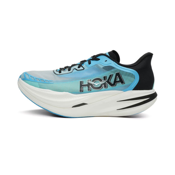 Hoka Cielo X1 2.0 Unisex i Skyward Blue/Cielo Blue har sorte snørebånd, tyk hvid sål, sort hæl, carbonplate-design og en slank silhuet med HOKA-logoet i sort på siden.
