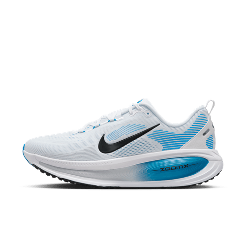 Nike Vomero 18, Herre, White/Black-Blue Hero har en overdel i hvid mesh med blå detaljer, sort swoosh-logo og en blå ZoomX-sål, der giver optimal stødabsorbering og let åndbarhed.