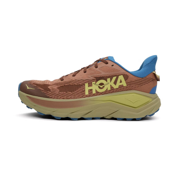 Et sidebillede af Hoka Challenger 8 trailsko herre i Maple/Cardamom viser den brune og solbrune mesh-overdel, det kraftige gule Hoka-logo, den blå foring og den tykke solbrune og blå sål, der er lavet til trailløb.