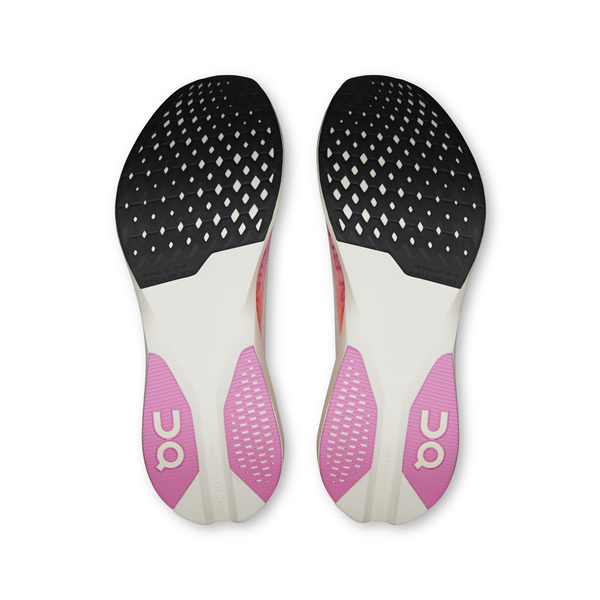 Cloudboom Strike LS fra On, Unisex i White/Raspberry, har sorte, hvide og pink teksturerede såler med en synlig kulstofplade til fremdrift og OC-branding på hver hæl - perfekt til maratonløb eller løbsdagen.