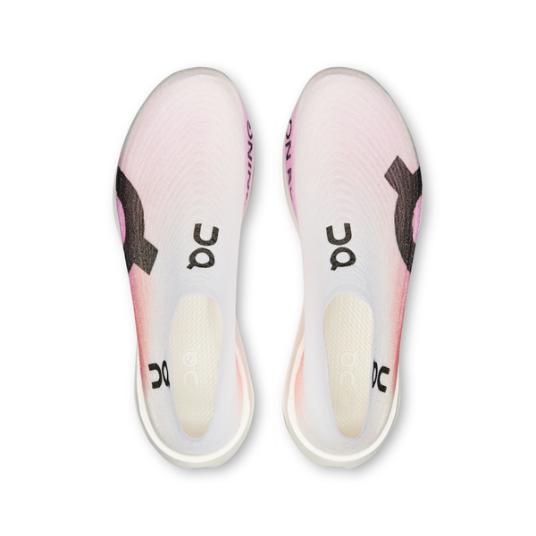 On Cloudboom Strike LS i White/Raspberry er en unisex maratonsko med glidende pink detaljer, fede ON-logoer på overdelen og diskret ON-branding nær vristen - vist ovenfra på en hvid baggrund.