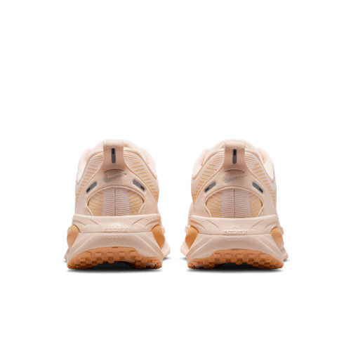 Et par Nike Vomero 18 Dame løbesko i Guava Ice/Sail-Orange Chalk vises bagfra med mesh-detaljer og solbrune gummisåler, der er placeret side om side på en almindelig, lys baggrund.