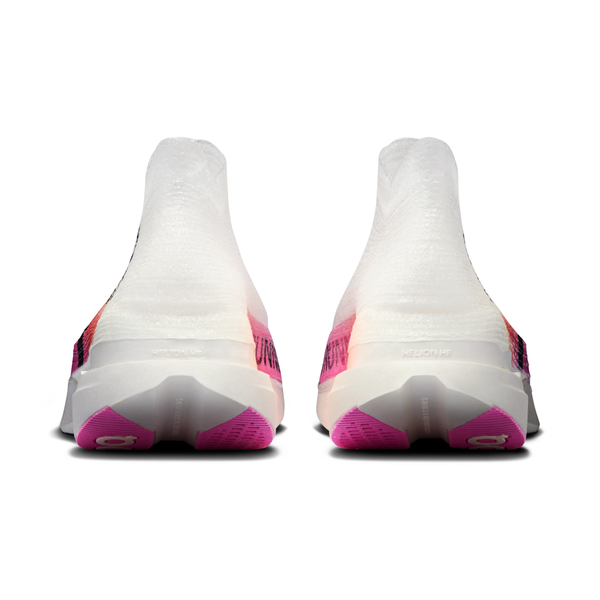 Et par On Cloudboom Strike LS unisex-løbesko i hvid/hindbær, set bagfra, med pink og orange gradient på hæl og ydersål, en carbonplade til fremdrift og "Cloudboom Strike" på hælen.