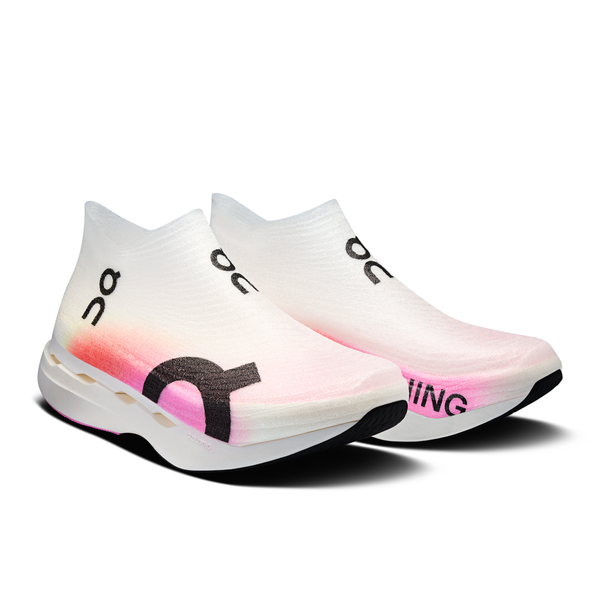 On Cloudboom Strike LS (Unisex) i hvid/hindbær har slip-on-komfort, sort branding og et gradueret pink, orange og gult design - ideelle maratonsko på en hvid baggrund.
