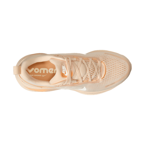 Topbillede af en enkelt Nike Vomero 18 dame løbesko i Guava Ice/Sail-Orange Chalk med mesh-materiale, synlige snørebånd, "VOMERO" på indersålen og ZoomX-skum, fotograferet mod en almindelig hvid baggrund.