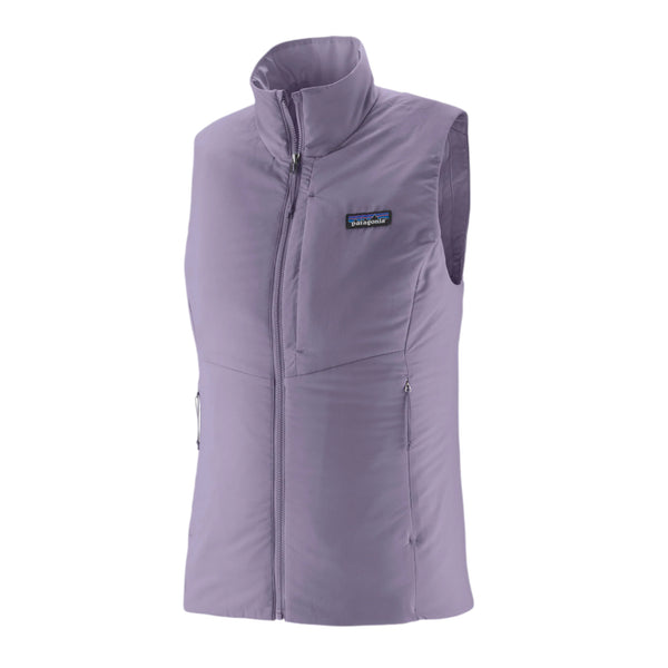 Patagonia W's Nano-Air Light Vest til kvinder i Concrete Purple er ærmeløs med lynlås foran, høj krave og to lommer med lynlås. Åndbar-vesten har Patagonia-logoet på venstre bryst og er vist på en almindelig hvid baggrund.