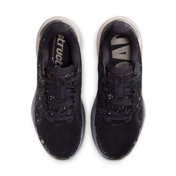 Et par Nike Structure 26 Dame i Cave Purple/Black-Mtlc Dark Grey set fra oven, med hvidplettede detaljer på overdelen og snørebåndene, Nike-logoer på tungen og indersålerne - ideelle stabile løbesko til overpronation.
