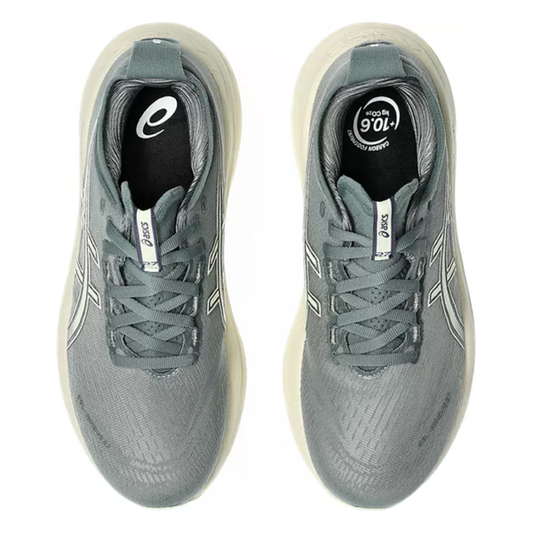 Et par Asics Gel-Nimbus 27 løbesko dame i Monument Blue/Whisper Green sæt fra ovn, med hvide mellemsåler, snørelukning og Asics-logo. Indersålen viser "100 % genbrugspolyester" for maksimal komfort.