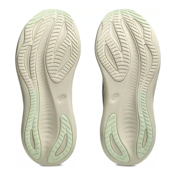 Et par Asics Gel-Nimbus 27 Dame løbesko i Monument Blue/Whisper Green giver maksimal komfort med et bølget sålprofil, der vises mod en hvid baggrund.