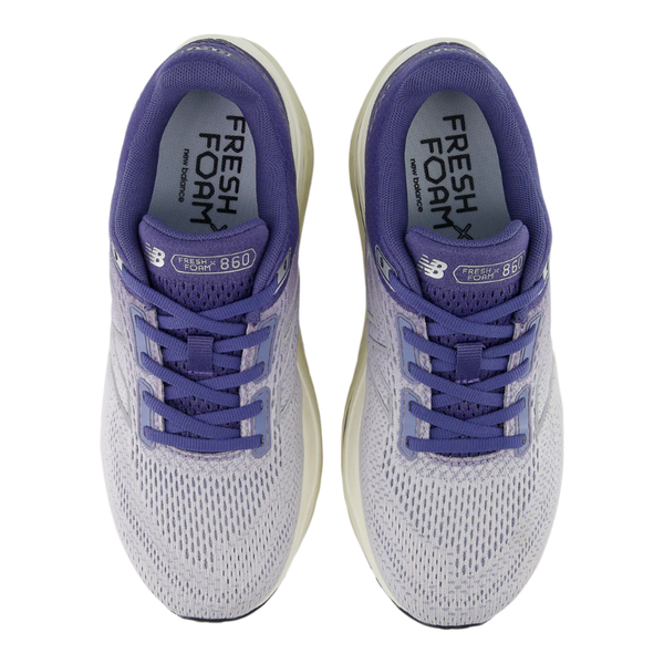 Et par New Balance FreshFoam 860 v14 Dame i Dusk Shower/Dream State, set ovenfra med lilla snørebånd, mesh-overdel og stabilitetsfokuseret Fresh Foam; 860-branding vises på indersålen og tungen.