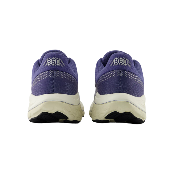 Et par lilla New Balance FreshFoam 860 v14 Dame løbesko i farven Dusk Shower/Dream State, set bagfra med 860 på hælen, beige mellemsål og sort ydersål for optimal stabilitet.