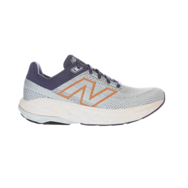 New Balance FreshFoam 860 V14 Dame i Frosted Glass har en overdel i lysegråt og lavendelfarvet mesh, orange N-logo, hvid sål og udtalt pronationsstøtte, vist fra siden mod en hvid baggrund.