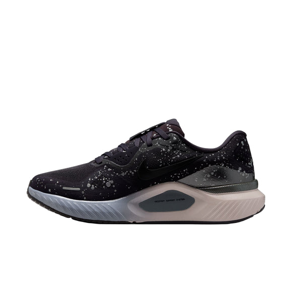 Nike Structure 26 Dame i Cave Purple/Black-Mtlc Dark Grey er en stabilitetsløbesko til kvinder, der er designet til at støtte løbere, som har brug for ekstra beskyttelse mod overpronation.