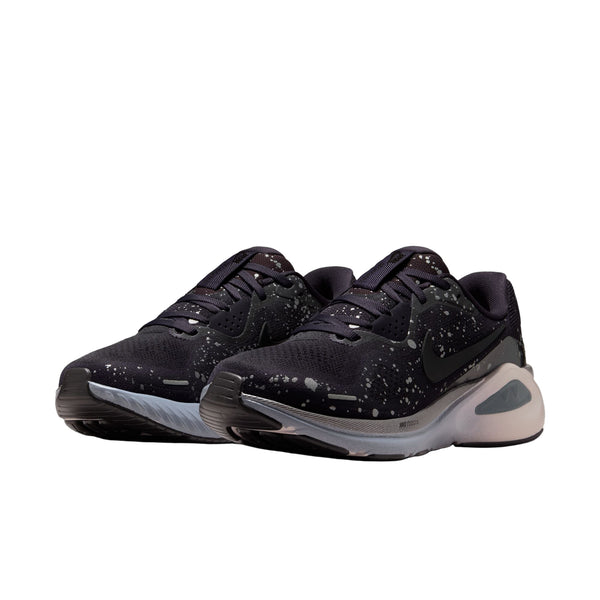 Et par Nike Structure 26 Dame løbesko i Cave Purple/Black-Metallic Dark Grey, designet til stabilitet og støtte ved overpronation, vist med sorte snørebånd og en tyk hvidgrå sål mod en hvid baggrund.
