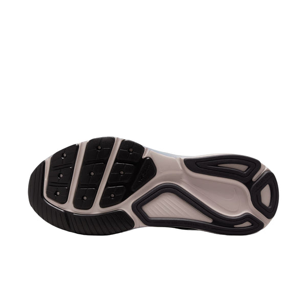 Billedet viser ydersålen på Nike Structure 26 Dame i Cave Purple/Black-Mtlc Dark Grey med sort gummislidbane med segmenterede mønstre for greb og en lysegrå midtfod, der er designet til at støtte løbere med overpronation.