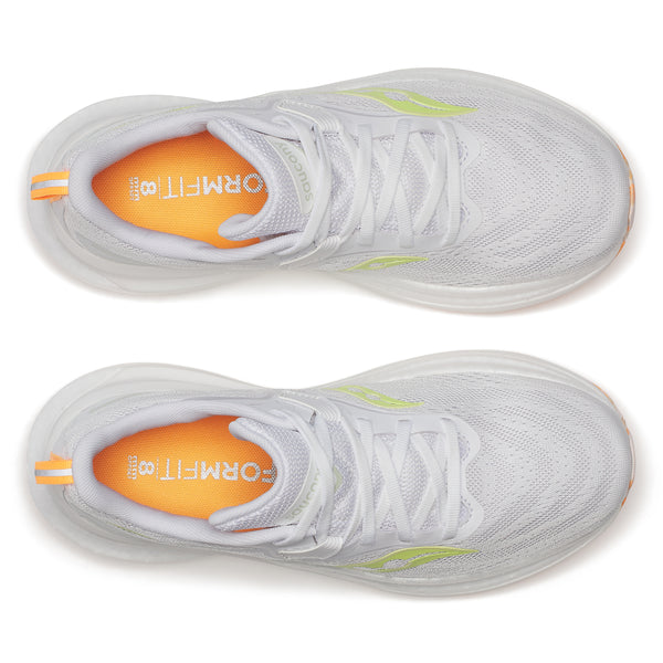 Et par hvide Saucony Tempus 2 løbesko til damer, sat oppefra med orange indersåler og en lille orange stribe ved hælen, lysegrønne detaljer, hvide snørebånd og FORMFIT-branding for ekstra stabilitet.