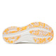 Billedet viser undersiden af Saucony Tempus 2, Dame, White/Sunny-sålen med mønstret orange og beige gummiprofil, der giver greb, stabilitet og trækkraft. Den buede svang giver stødabsorbering, og forskellige teksturerede sektioner forbedrer ydeevnen.