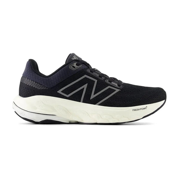 New Balance FreshFoam 860 v14 Dame i Black/Phantom/Angora har en hvid sål, overdel i mesh, snørelukning, logodetaljer og FRESH FOAM-tekst, der giver optimal støddæmpning til din løbetur.