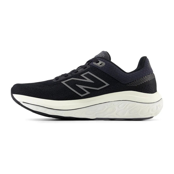 New Balance FreshFoam 860 v14 Dame i Black/Phantom/Angora er en sort sportssko med en hvid struktureret sål, støddæmpning, et stort omridset N-logo på siden og en lav hæl, vist fra siden mod en hvid baggrund.