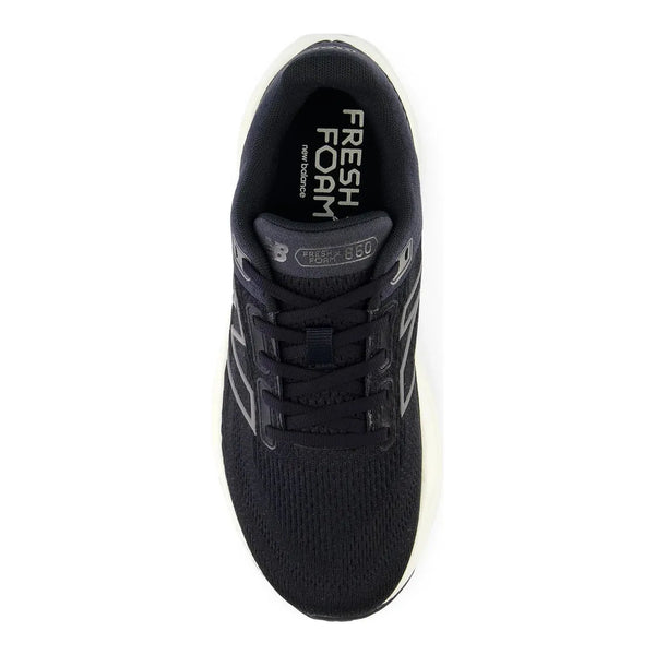 New Balance FreshFoam 860 v14 til kvinder i Black/Phantom/Angora har sorte snørebånd, en hvid sål, "FRESH FOAM new balance" branding på indersålen, støddæmpning og sølvgrå sidedetaljer.