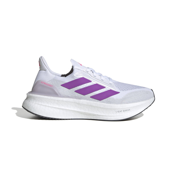 Adidas Ultraboost 5X Dame i White/Purple Burst/Lucid Pink har en overdel i mesh, en tyk hvid sål med LIGHT BOOST-label, tre lilla striber og er ideel som mængdetræningssko til løbeture.