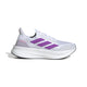 Adidas Ultraboost 5X Dame i White/Purple Burst/Lucid Pink har en overdel i mesh, en tyk hvid sål med LIGHT BOOST-label, tre lilla striber og er ideel som mængdetræningssko til løbeture.