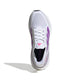 En hvid Adidas Ultraboost 5X mængdetræningssko til damer med Purple Burst og Lucid Pink detaljer, sorte indersåler med "ULTRA", og pink/hvid logo på pløsen-perfekt til løbeture.