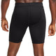 En person med medium til mørk hudtone ses fra taljen og ned iført Nike Fast Short Tights, Herre, Black/Reflective Silver. Billedet fremhæver den tætsiddende pasform og udsynet bagud, perfekt til mænd, der søger komfort og stil.
