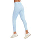 En person ses bagfra mod en hvid baggrund iført Nike Trail High-Waisted 7/8 Leggings til kvinder i Lt Armory Blue/Lt Orewoord Brn/Khaki og lyse sneakers.