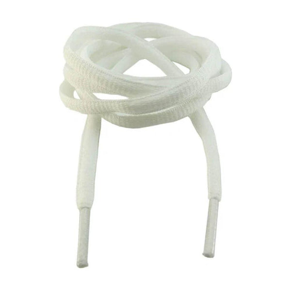 Adapt Comfort Oval Laces White 120 cm, Unisex, er slidstærke hvide snørrebånd med plastiklister - ideelle til sneakers eller som erstatningssnørebånd. Vises mod en almindelig hvid baggrund.