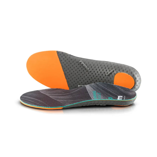 Et par Ortho Movement Running Insoles (Unisex, grå) vises med sort og grå overdel og orangegrå underdel; den ene indersål vender opad, den anden nedad, hvilket viser deres atletiske design.