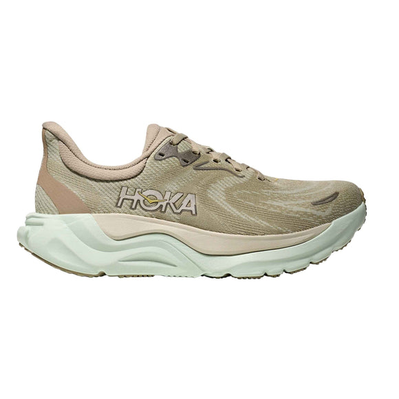 Hoka Arahi 8 Dame løbesko i Oyster Mushroom/Truffle Salt har HOKA-logo på siden, en tyk polstret sål for stabilitet og mesh-overdel for åndbarhed.