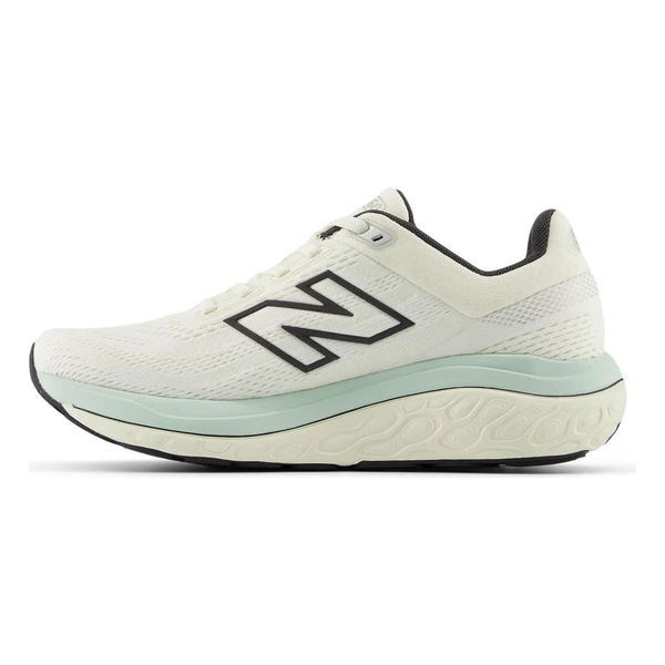 New Balance FreshFoam 860v14 Dame i Sea Salt har en overdel i hvid mesh med et fedt sort N-logo, sorte detaljer på hæl og krave, en FreshFoam-mellemsål, der giver komfort, og en lysegrøn sål med bølget tekstur, som vist i sideprofilen.