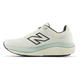 New Balance FreshFoam 860v14 Dame i Sea Salt har en overdel i hvid mesh med et fedt sort N-logo, sorte detaljer på hæl og krave, en FreshFoam-mellemsål, der giver komfort, og en lysegrøn sål med bølget tekstur, som vist i sideprofilen.