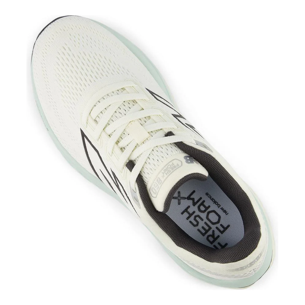 New Balance FreshFoam 860v14 Dame i Sea Salt set oppefra med hvid løbesko med sorte detaljer, overdel i mesh, "FRESH FOAM" på indersålen og FreshFoam-mellemsål, fotograferet mod en hvid baggrund.