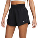En person er iført en hvid crop top og sorte Nike High-Waisted 3" 2in1 Shorts til kvinder med Dri-FIT-teknologi og et hvidt Nike-logo på venstre ben. Maveskindet og det øverste af benene er synlige.