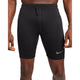 En person er iført Nike Fast Short Tights, Herre, i sort/reflekterende sølv med snøre i taljen og swoosh-logo på venstre lår. Det beskårne billede fokuserer på disse stilfulde sportsshorts.