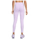 En person kigger væk fra kameraet iført Nike One High Waist 7/8 Tight-leggings til kvinder i lilla og hvide sportssko. Baggrunden er almindelig hvid.