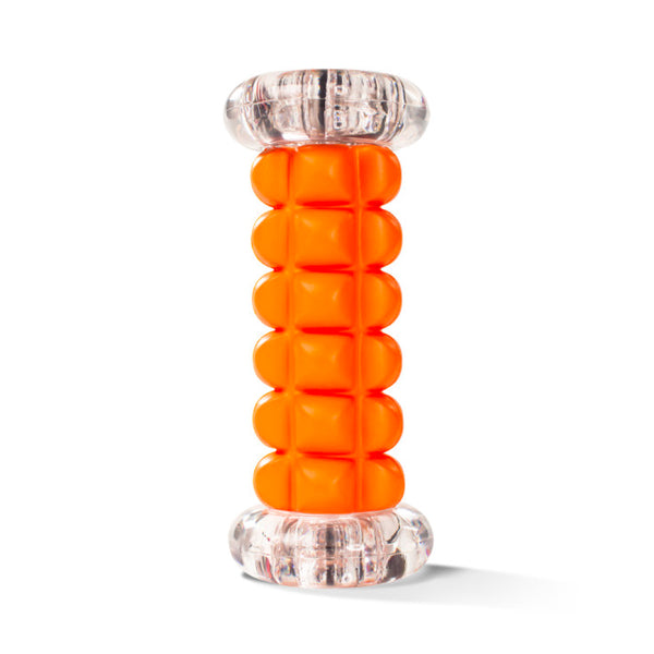 En cylindrisk Trigger Point Nano Footroller, Unisex, med en struktureret orange midte og klare afrundede ender står oprejst på en hvid baggrund.