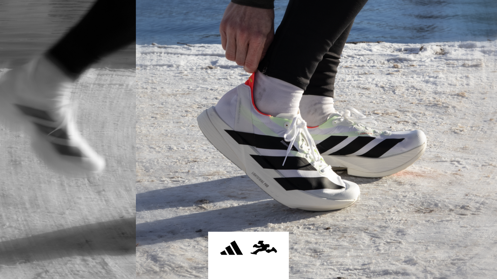En person i det fri justerer en hvid løbesko med sorte striber, mens han står på en snedækket overflade. adidas-logoet og et løbeikon er nederst i midten af billedet.